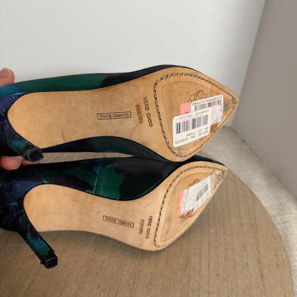 Vince Camuto Women’s Pointed Toe Heels Teal Green Satin Size 6.5 - Picture 6 of 7